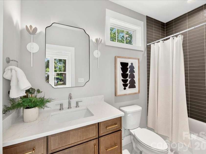 3940 Admiral Avenue, Charlotte, NC 28205.  MLS# CAR4378548, YatesRealty ID 38372. Bathroom 2