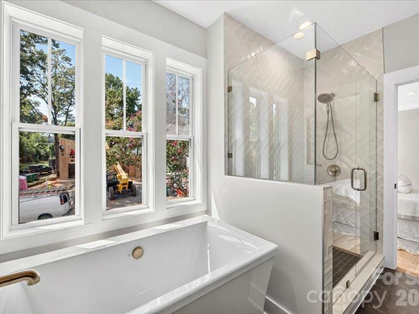 3940 Admiral Avenue, Charlotte, NC 28205.  MLS# CAR4378548, YatesRealty ID 38372. Soaking tub