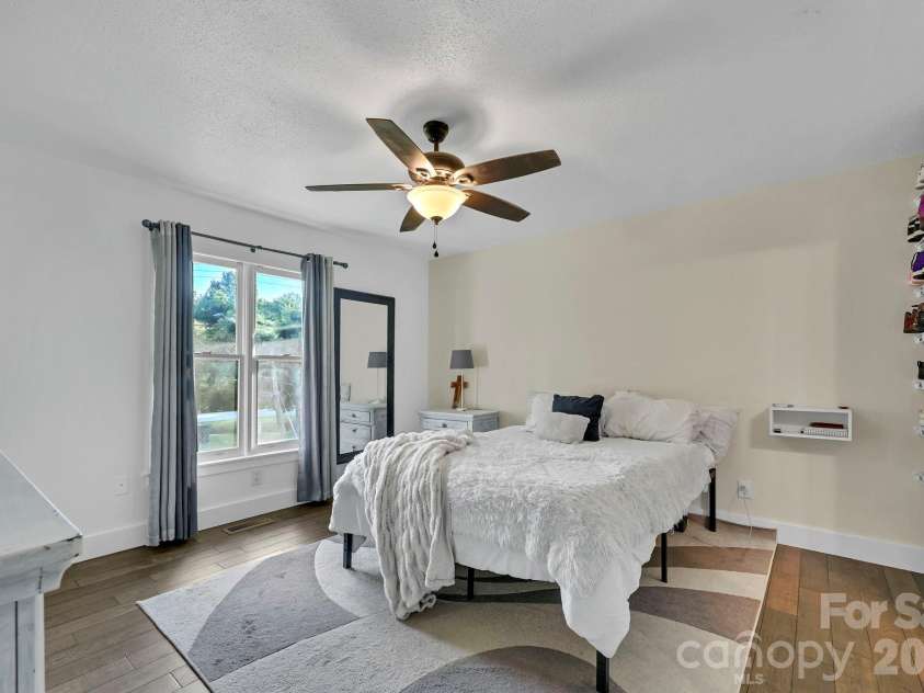 33 Souther Road, Hendersonville, NC 28732.  MLS# CAR4405335, YatesRealty ID 38373. 