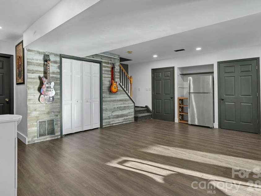 33 Souther Road, Hendersonville, NC 28732.  MLS# CAR4405335, YatesRealty ID 38373. 