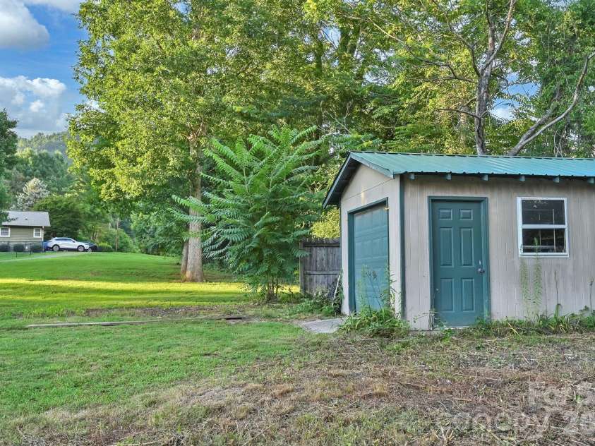 33 Souther Road, Hendersonville, NC 28732.  MLS# CAR4405335, YatesRealty ID 38373. 