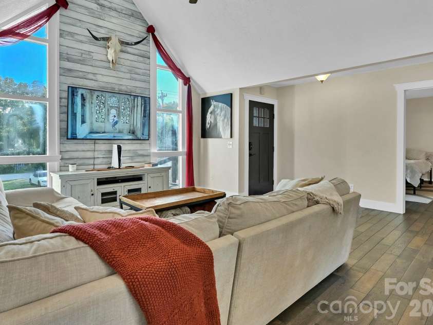 33 Souther Road, Hendersonville, NC 28732.  MLS# CAR4405335, YatesRealty ID 38373. Relaxing