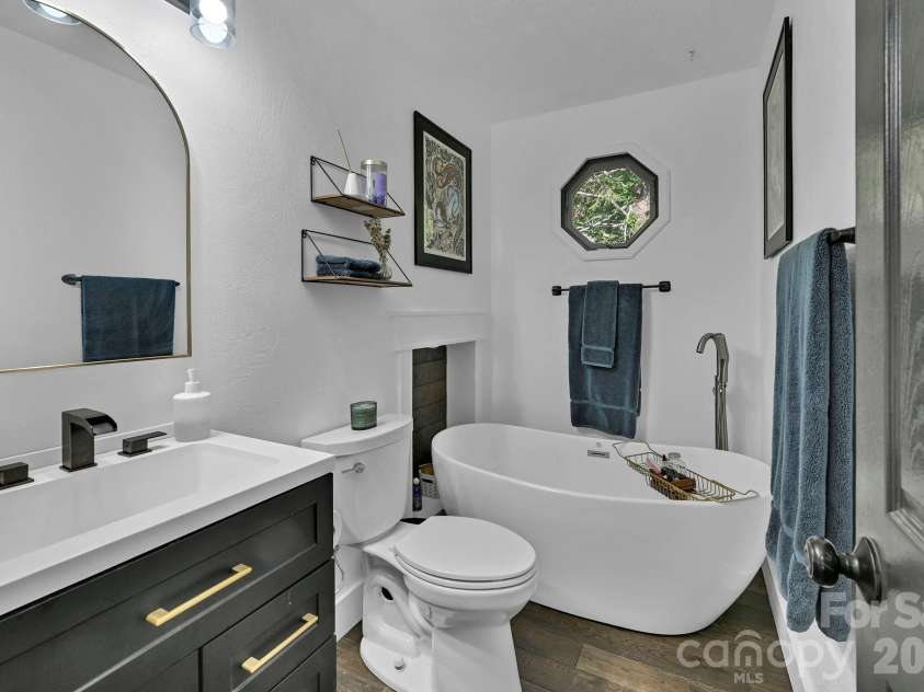 33 Souther Road, Hendersonville, NC 28732.  MLS# CAR4405335, YatesRealty ID 38373. Soaker Tub