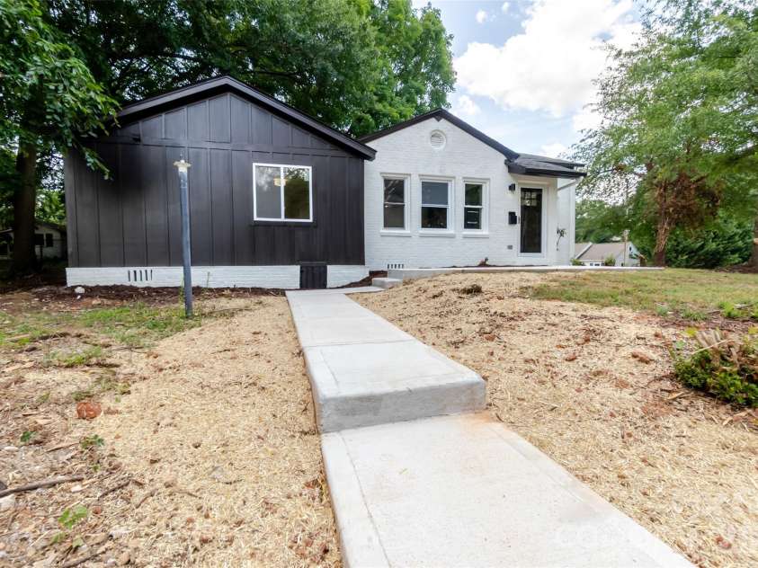 1501 Mccormick Avenue, Gastonia, NC 28054.  MLS# CAR4396541, YatesRealty ID 38376. Front entrance