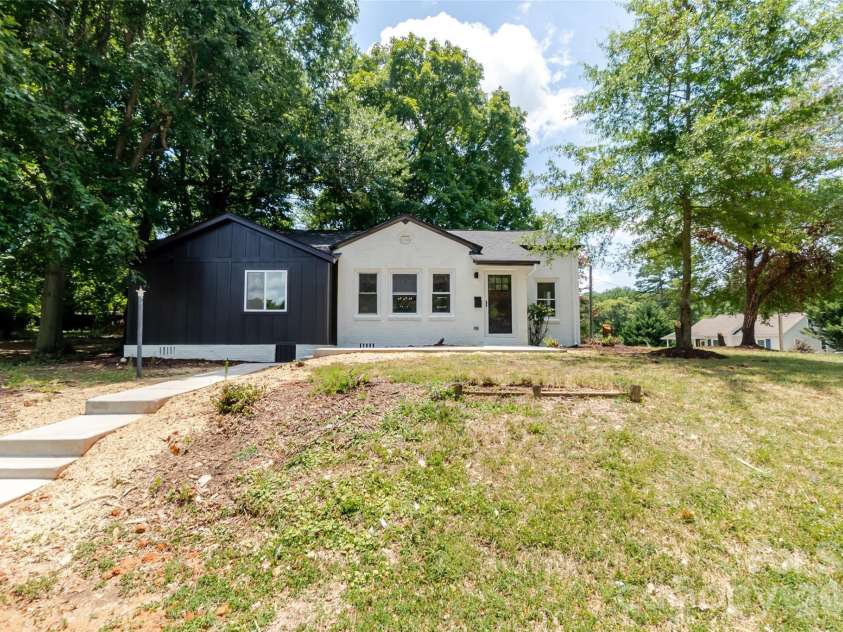1501 Mccormick Avenue, Gastonia, NC 28054.  MLS# CAR4396541, YatesRealty ID 38376. Front entrance and walkway