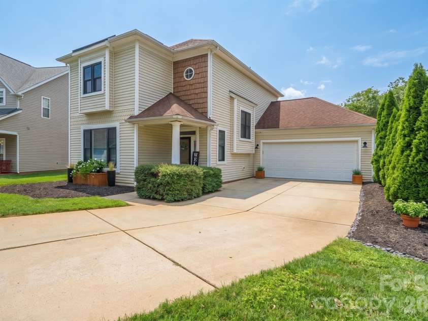 20452 Greenway Heights Drive, Cornelius, NC 28031.  MLS# CAR4410787, YatesRealty ID 38381. 