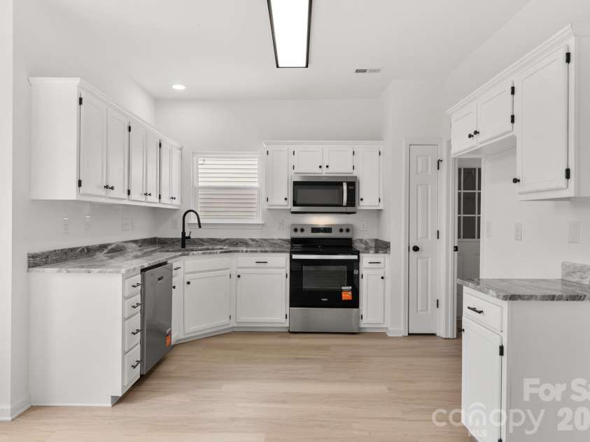 9713 Pernell Lane, Charlotte, NC 28213.  MLS# CAR4403885, YatesRealty ID 38387. 
