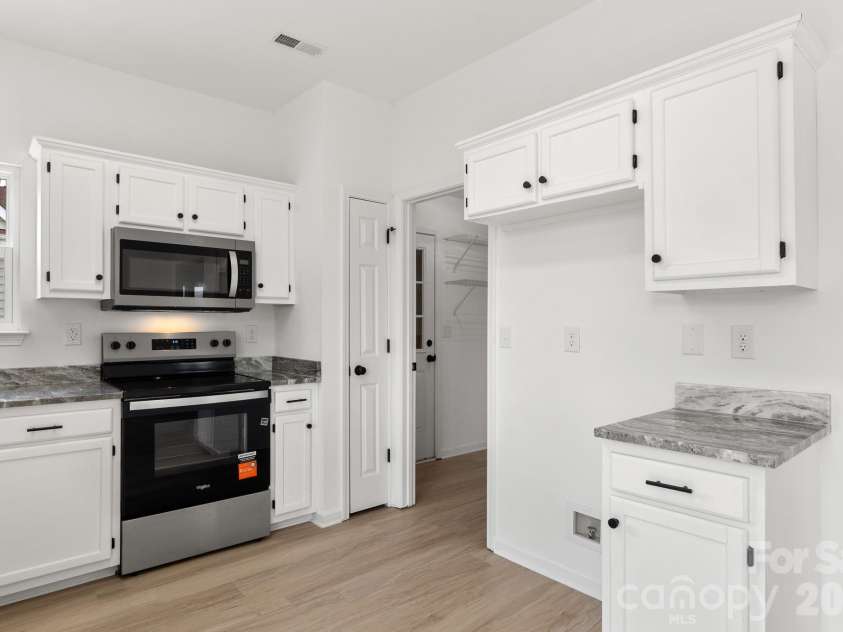 9713 Pernell Lane, Charlotte, NC 28213.  MLS# CAR4403885, YatesRealty ID 38387. 