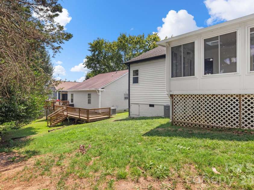 9713 Pernell Lane, Charlotte, NC 28213.  MLS# CAR4403885, YatesRealty ID 38387. 