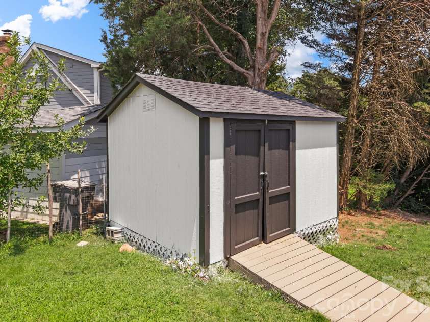 9713 Pernell Lane, Charlotte, NC 28213.  MLS# CAR4403885, YatesRealty ID 38387. 
