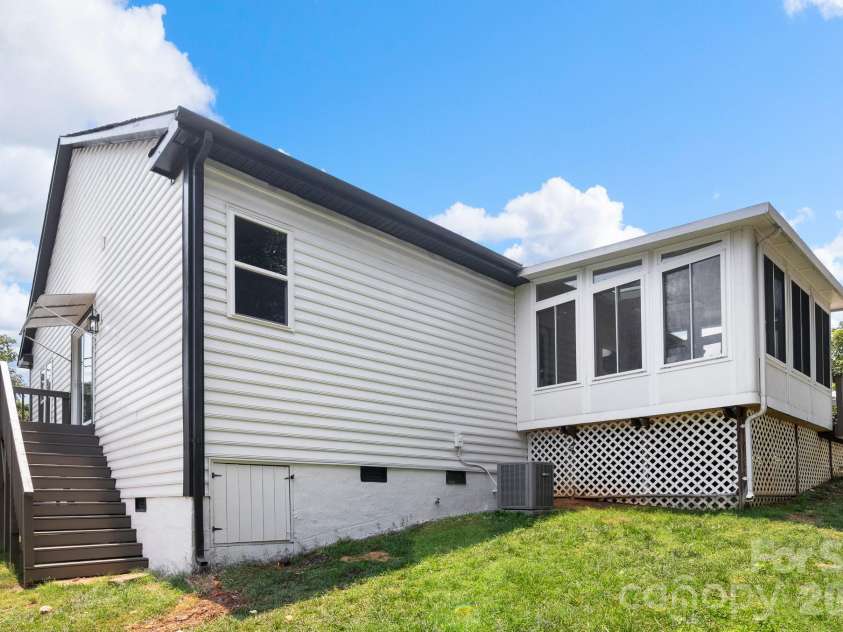 9713 Pernell Lane, Charlotte, NC 28213.  MLS# CAR4403885, YatesRealty ID 38387. 