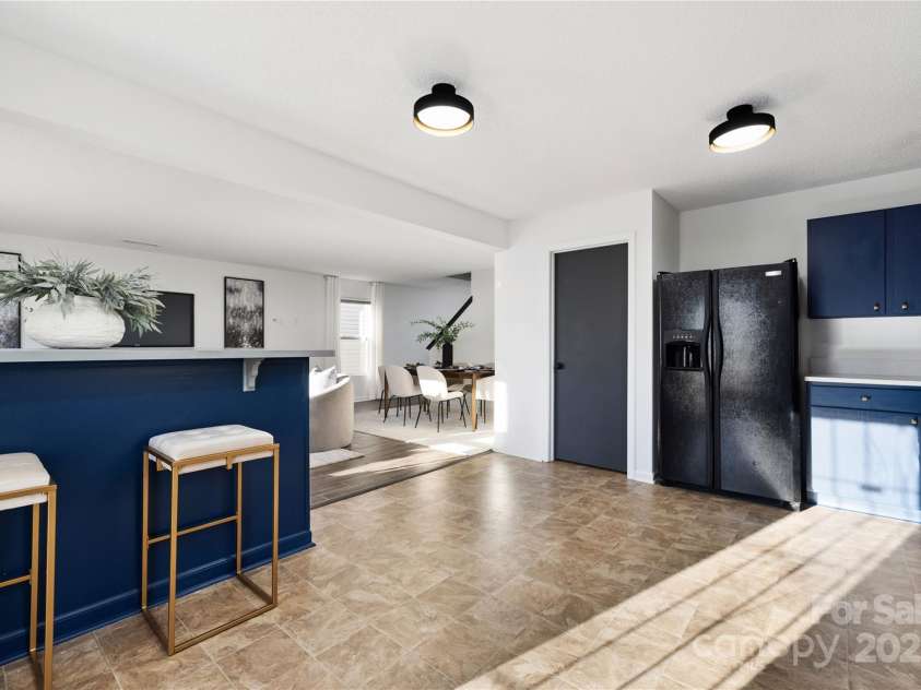 7010 Sycamore Grove Court, Charlotte, NC 28227.  MLS# CAR4213583, YatesRealty ID 3839. Kitchen Island