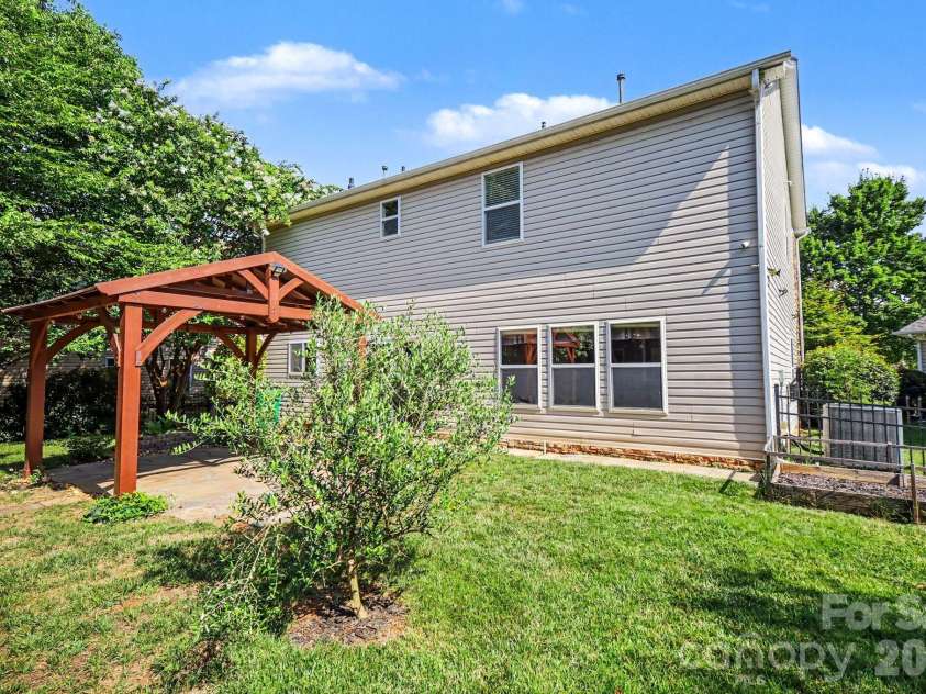 10327 Barrands Lane, Charlotte, NC 28278.  MLS# CAR4399347, YatesRealty ID 38394. 