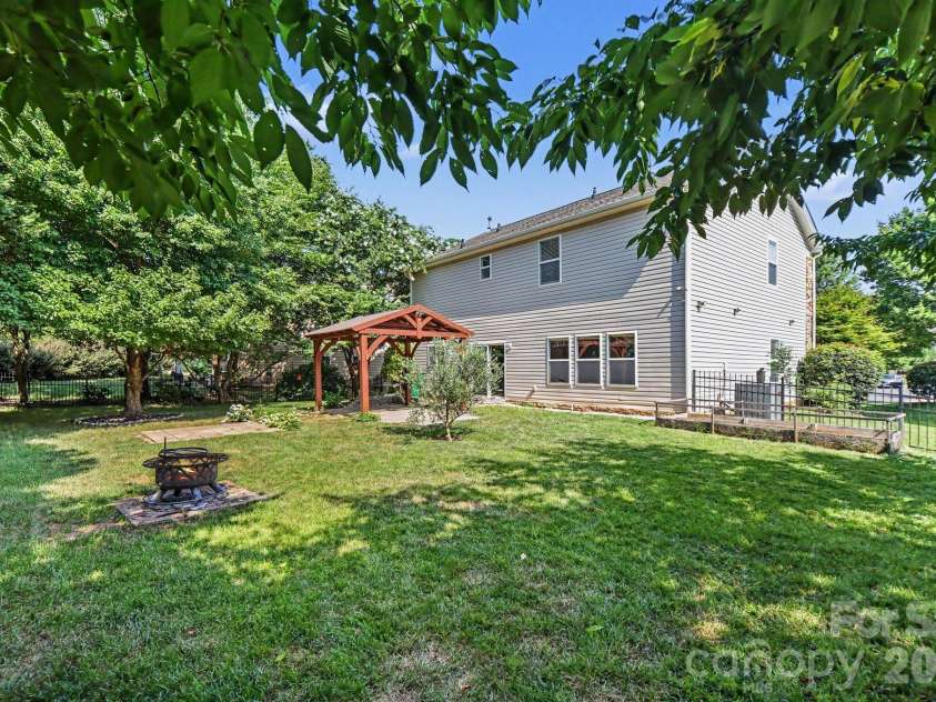 10327 Barrands Lane, Charlotte, NC 28278.  MLS# CAR4399347, YatesRealty ID 38394. 