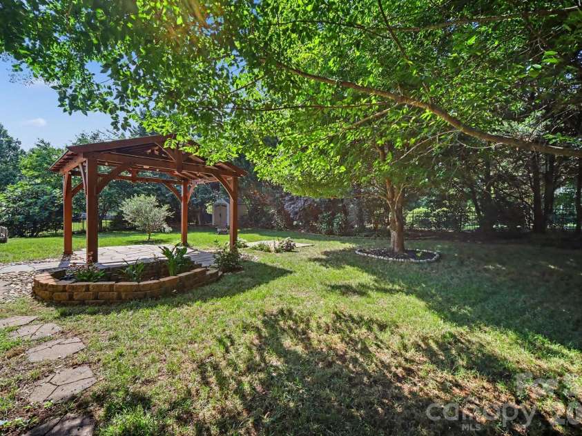 10327 Barrands Lane, Charlotte, NC 28278.  MLS# CAR4399347, YatesRealty ID 38394. 