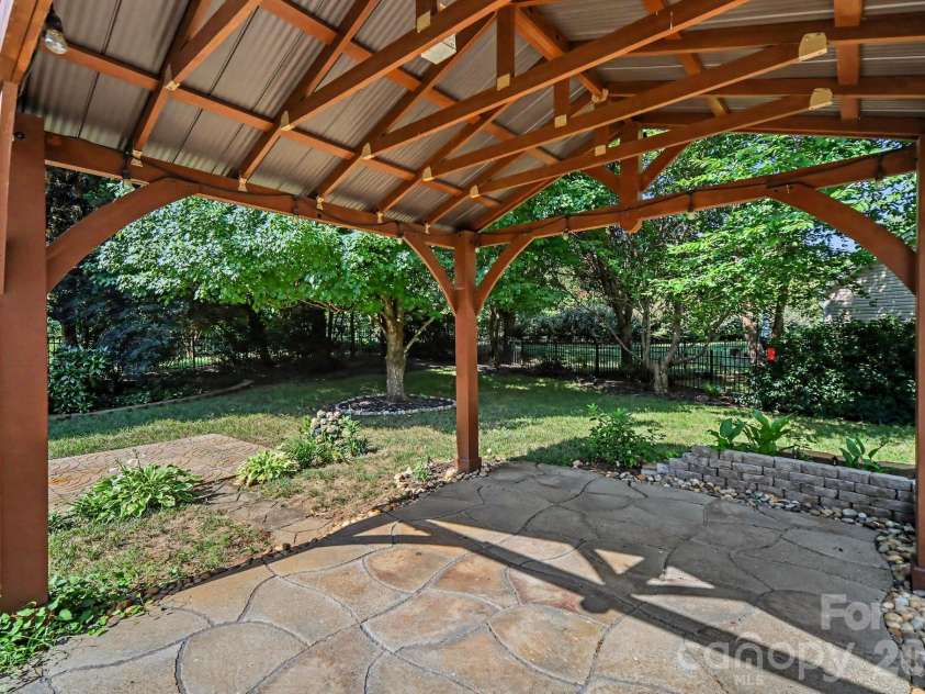 10327 Barrands Lane, Charlotte, NC 28278.  MLS# CAR4399347, YatesRealty ID 38394. 