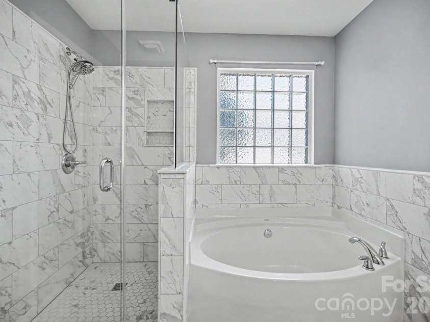 10327 Barrands Lane, Charlotte, NC 28278.  MLS# CAR4399347, YatesRealty ID 38394. Fabulously updated bathroom!