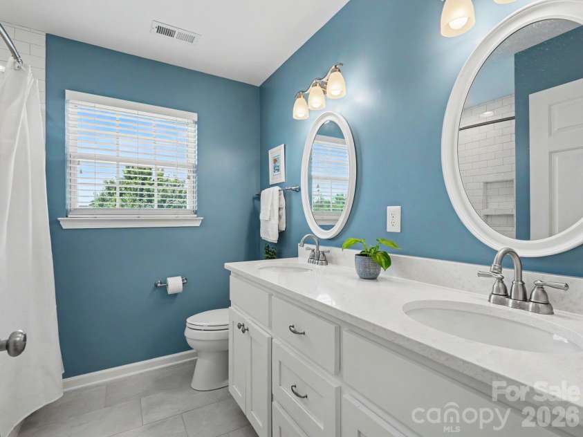 15505 Robsart Court, Charlotte, NC 28277.  MLS# CAR4397461, YatesRealty ID 38397. Secondary full bathroom on upper level that has been updated.