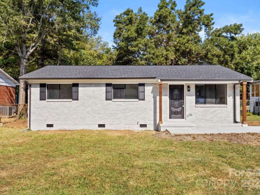 9235 Edgevale Drive, Charlotte, NC 28216.  MLS# CAR4303400, YatesRealty ID 3840. 