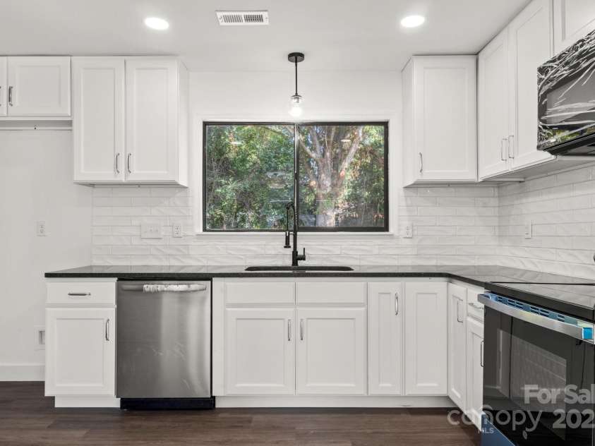 9235 Edgevale Drive, Charlotte, NC 28216.  MLS# CAR4303400, YatesRealty ID 3840. 