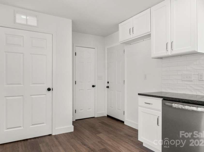 9235 Edgevale Drive, Charlotte, NC 28216.  MLS# CAR4303400, YatesRealty ID 3840. 