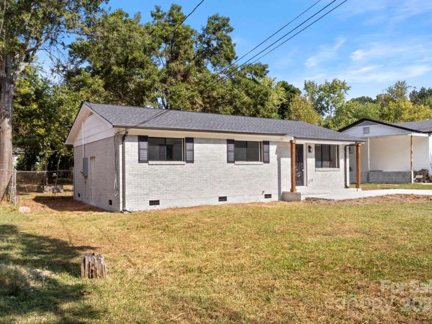 9235 Edgevale Drive, Charlotte, NC 28216.  MLS# CAR4303400, YatesRealty ID 3840. 