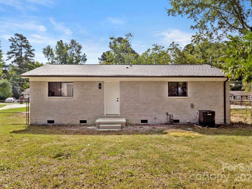 9235 Edgevale Drive, Charlotte, NC 28216.  MLS# CAR4303400, YatesRealty ID 3840. 