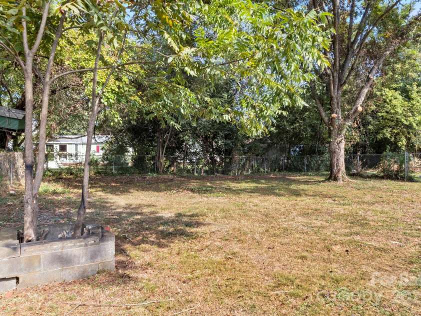 9235 Edgevale Drive, Charlotte, NC 28216.  MLS# CAR4303400, YatesRealty ID 3840. 