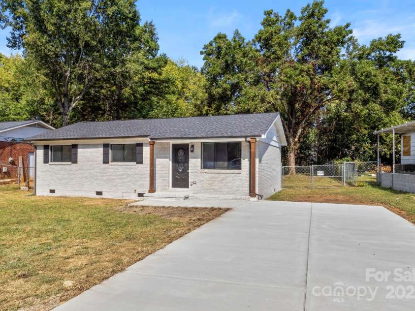 9235 Edgevale Drive, Charlotte, NC 28216.  MLS# CAR4303400, YatesRealty ID 3840. 