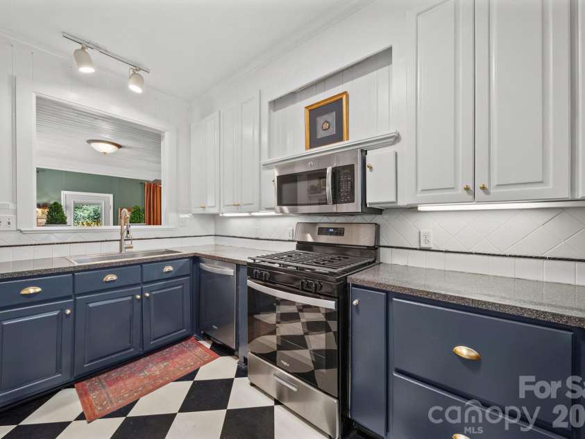 721 Carolina Avenue, Gastonia, NC 28052.  MLS# CAR4402903, YatesRealty ID 38400. 