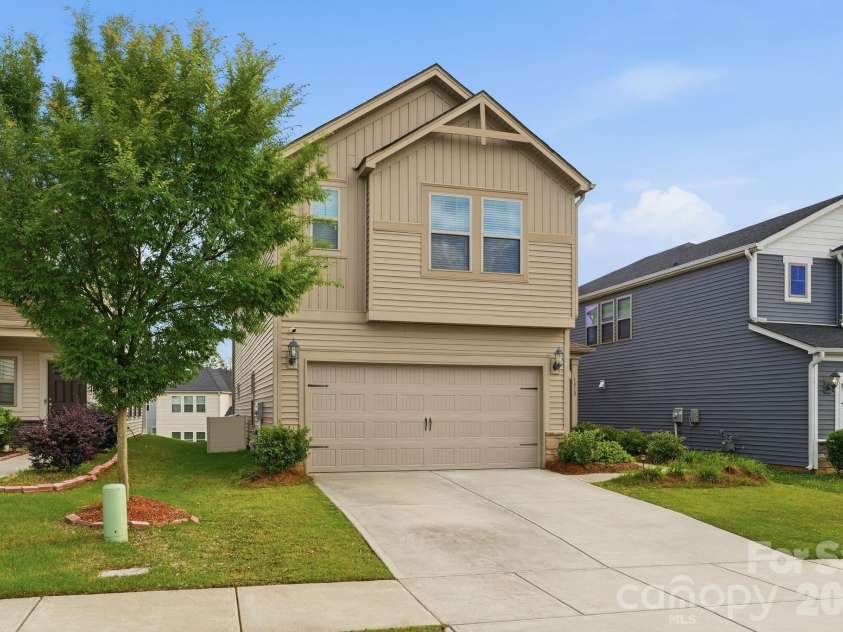5012 Shadbush Road, Charlotte, NC 28215.  MLS# CAR4385820, YatesRealty ID 38401. 