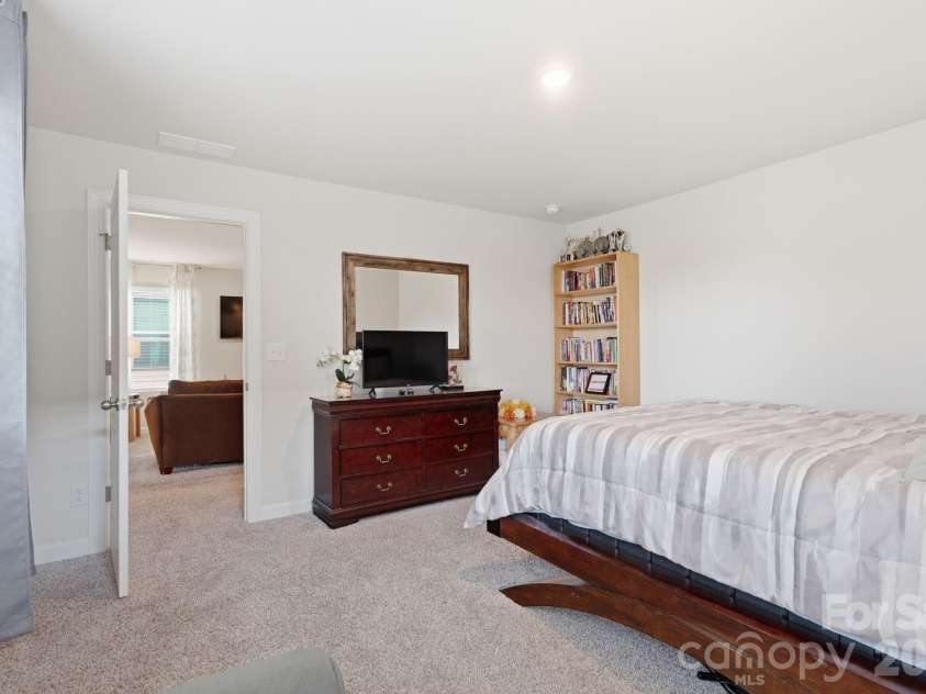 5012 Shadbush Road, Charlotte, NC 28215.  MLS# CAR4418308, YatesRealty ID 38401. 