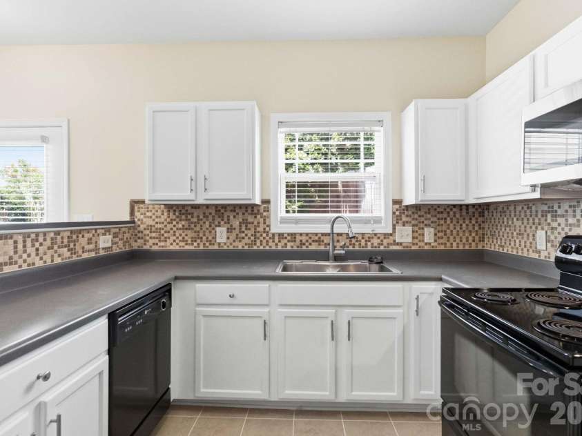 13129 Windy Lea Lane, Huntersville, NC 28078.  MLS# CAR4383307, YatesRealty ID 38402. Kitchen Overlooking Back Yard