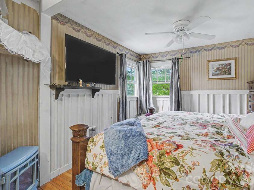 25 Wentworth Avenue, Asheville, NC 28803.  MLS# CAR4404172, YatesRealty ID 38404. 