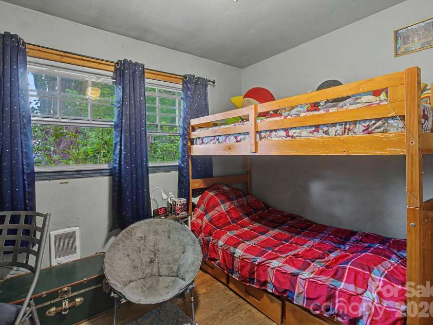 25 Wentworth Avenue, Asheville, NC 28803.  MLS# CAR4404172, YatesRealty ID 38404. 