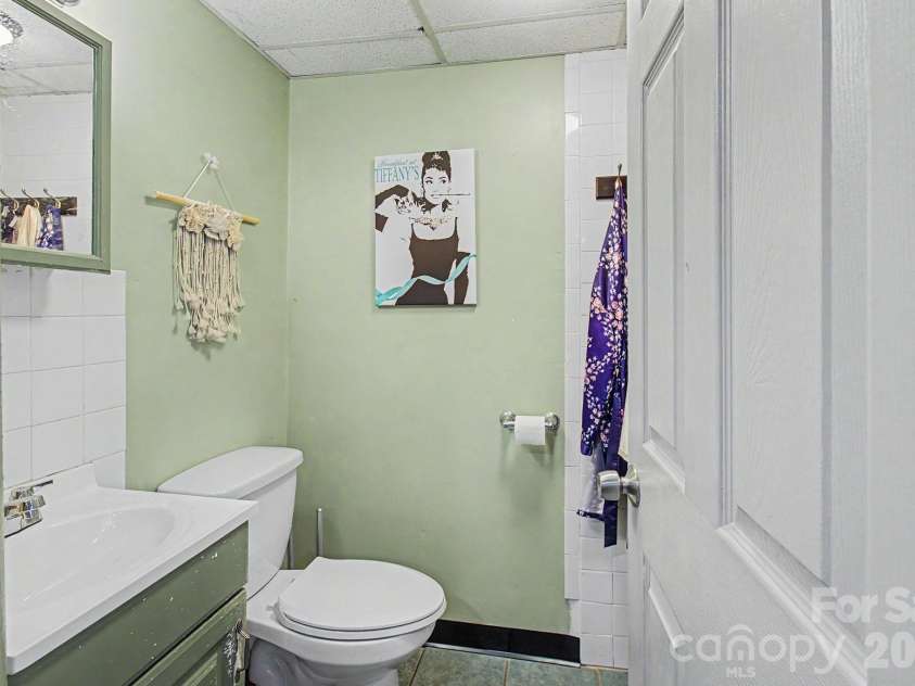 25 Wentworth Avenue, Asheville, NC 28803.  MLS# CAR4404172, YatesRealty ID 38404. Half bath