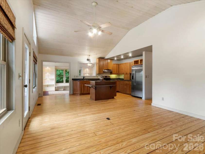 16 Turtle Dove Trail, Burnsville, NC 28714.  MLS# CAR4399119, YatesRealty ID 38405. 