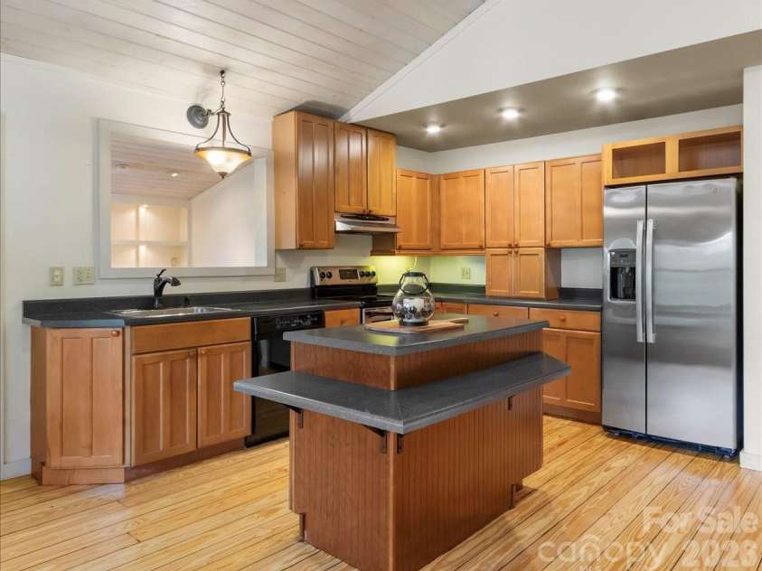 16 Turtle Dove Trail, Burnsville, NC 28714.  MLS# CAR4399119, YatesRealty ID 38405. 