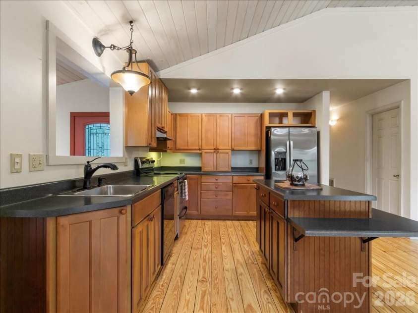 16 Turtle Dove Trail, Burnsville, NC 28714.  MLS# CAR4399119, YatesRealty ID 38405. 