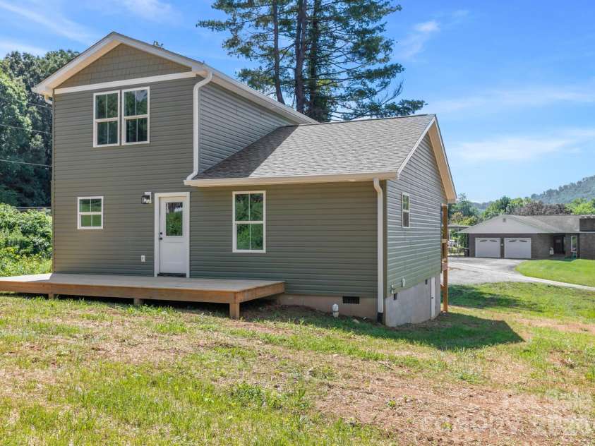 22 Roberts Drive, Candler, NC 28715.  MLS# CAR4405283, YatesRealty ID 38406. 