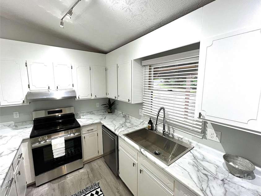 100 View De Lake Drive, Etowah, NC 28729.  MLS# CAR4157217, YatesRealty ID 3841. Modernized Kitchen