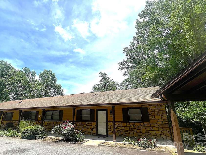 100 View De Lake Drive, Etowah, NC 28729.  MLS# CAR4157217, YatesRealty ID 3841. Park-like Setting
