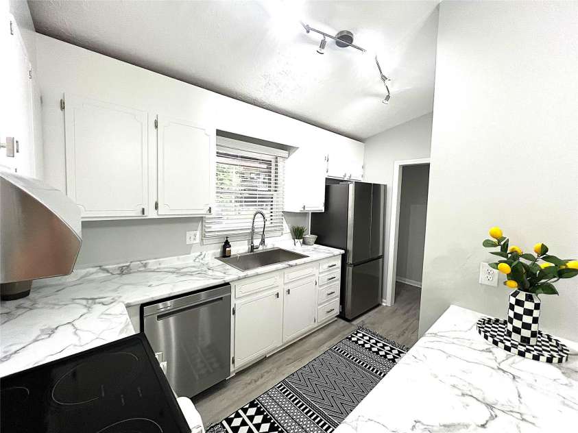 100 View De Lake Drive, Etowah, NC 28729.  MLS# CAR4157217, YatesRealty ID 3841. Stainless Appliances