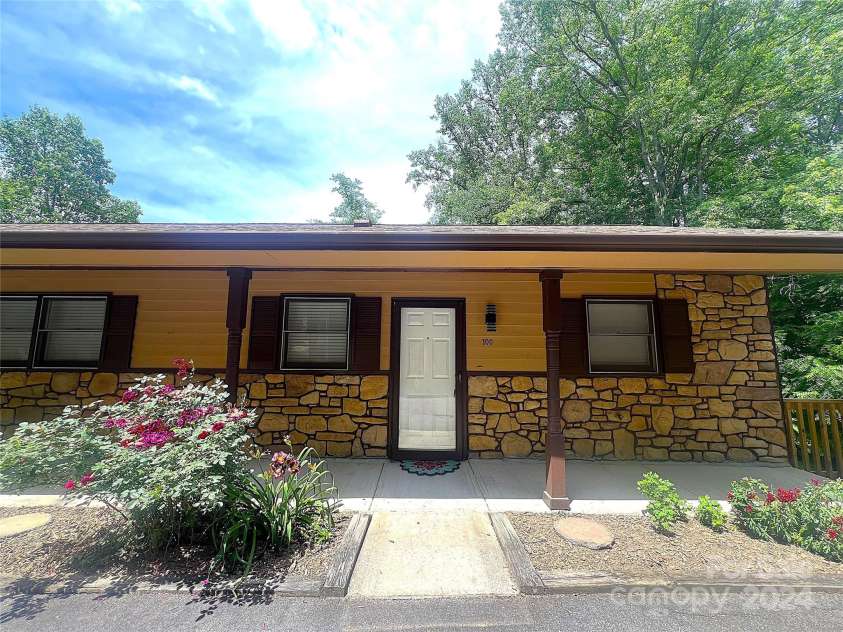 100 View De Lake Drive, Etowah, NC 28729.  MLS# CAR4157217, YatesRealty ID 3841. Welcome Home!