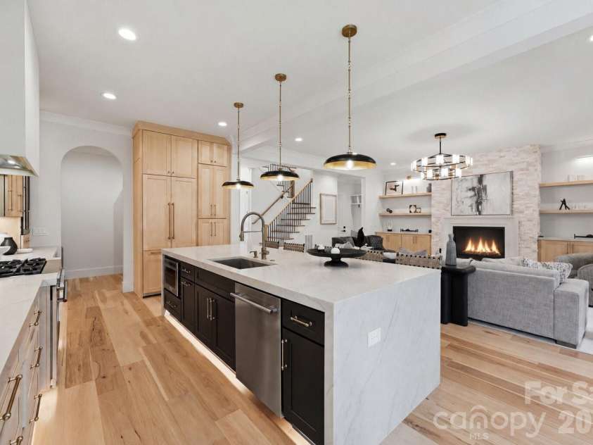 1412 Lyon Court, Charlotte, NC 28205.  MLS# CAR4398680, YatesRealty ID 38410. Kitchen.