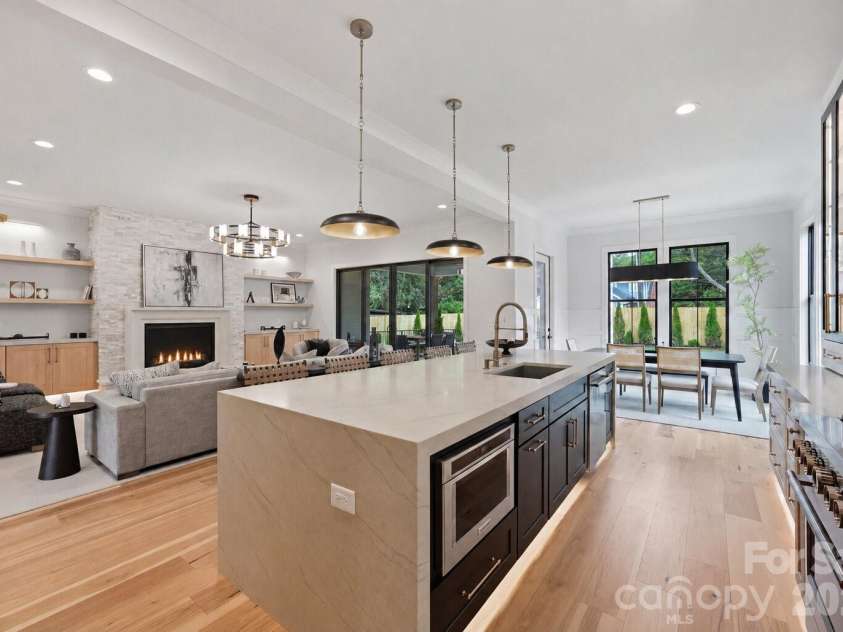 1412 Lyon Court, Charlotte, NC 28205.  MLS# CAR4398680, YatesRealty ID 38410. Kitchen.