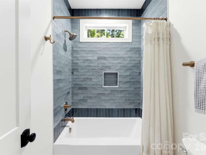 4066 Belle Meade Circle, Belmont, NC 28012.  MLS# CAR4402029, YatesRealty ID 38411. Full bathroom upper level