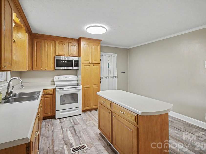 202 Debby Drive, Shelby, NC 28152.  MLS# CAR4404399, YatesRealty ID 38413. 