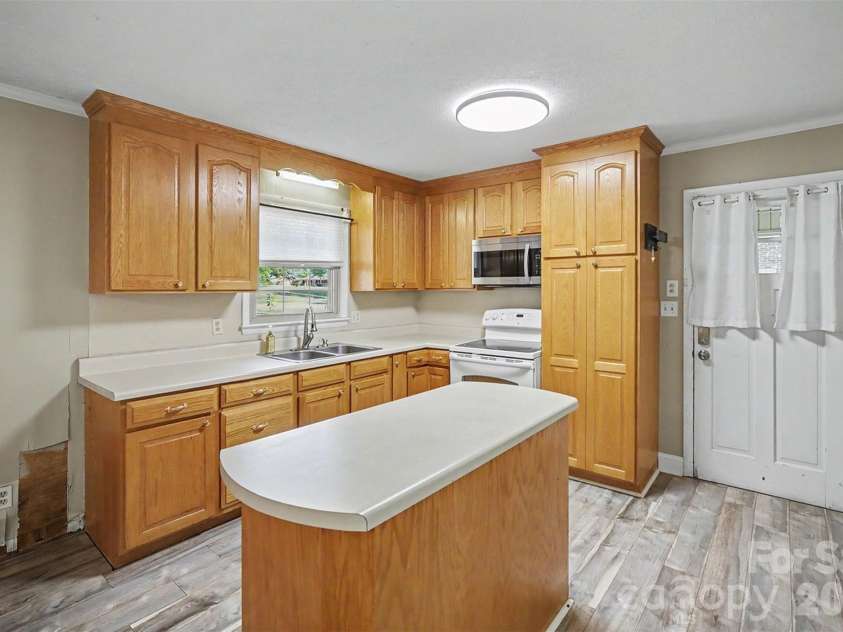 202 Debby Drive, Shelby, NC 28152.  MLS# CAR4404399, YatesRealty ID 38413. 