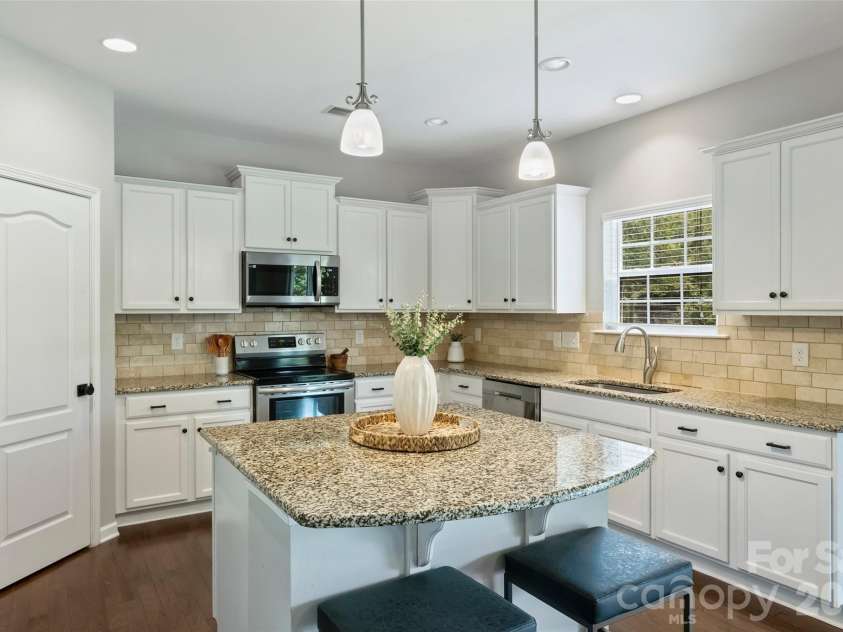 5011 Riverdale Drive, Charlotte, NC 28273.  MLS# CAR4405069, YatesRealty ID 38414. 